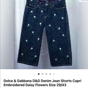 Cropped jeans with cute daisies.